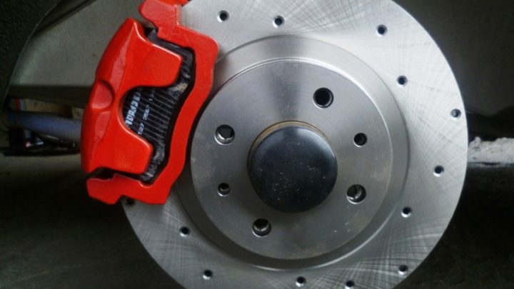 Когда нужно менять тормозные диски, какие они бывают и чем отличаются?