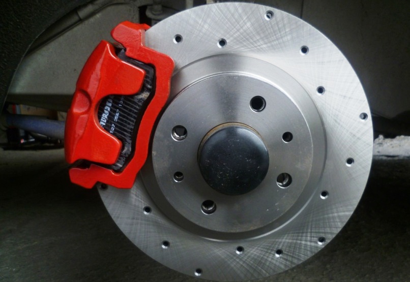 Когда нужно менять тормозные диски, какие они бывают и чем отличаются?