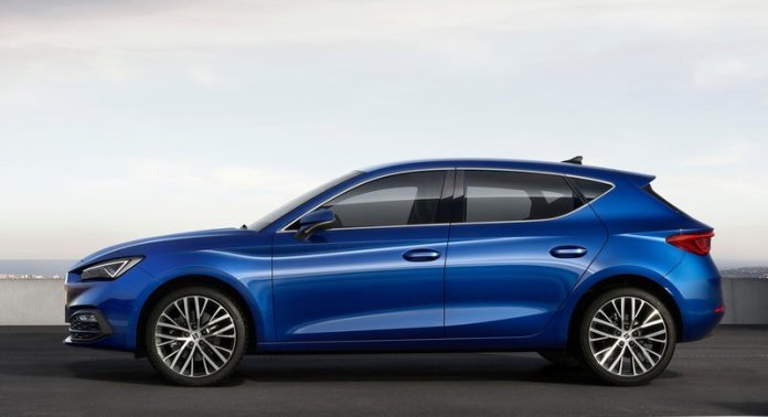 новый Seat Leon 2020 вид сбоку
