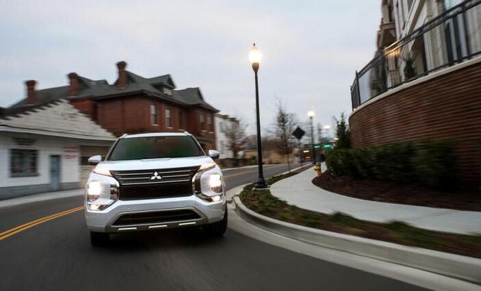 Mitsubishi Outlander 2021 четвертого поколения — обзор