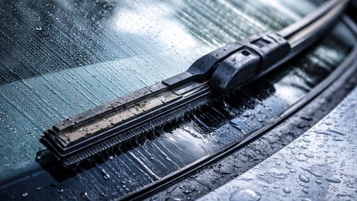 Почему скрипят дворники автомобиля и как избавиться от неприятного звука